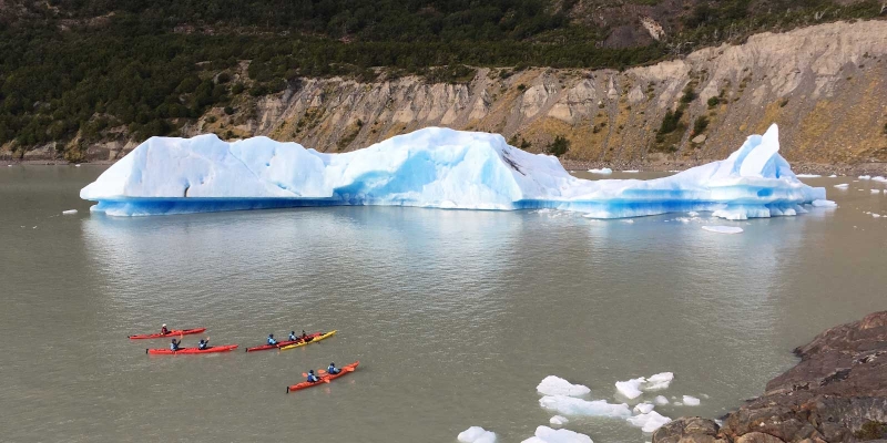 kayak_grey_lake_icebergs